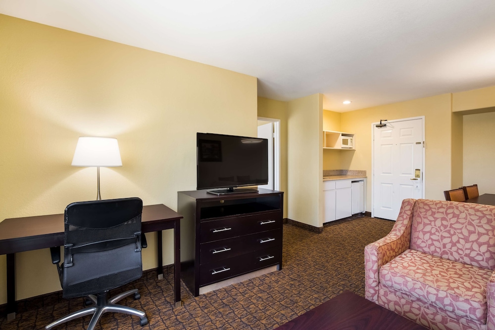 Suite, Multiple Beds, Non Smoking, Refrigerator & Microwave (with Sofabed) - Photo 2