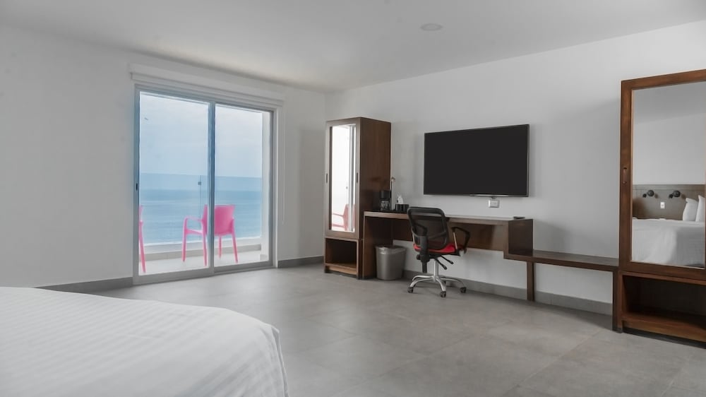Studio Suite, 2 Queen Beds, Non Smoking, Balcony