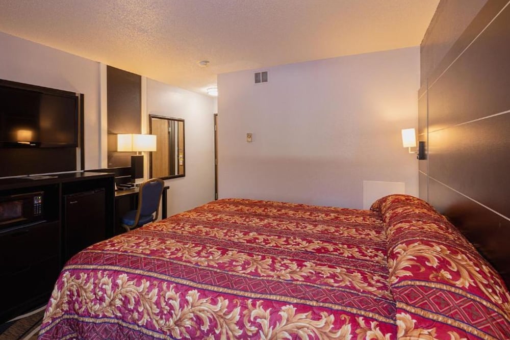 Standard Room, 1 King Bed, Non Smoking - Photo 5