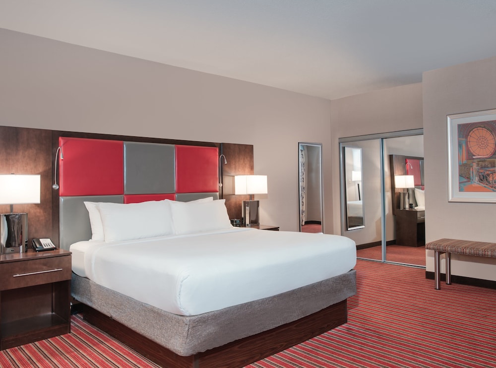 Premium Room, 1 King Bed, Roll-in Shower, Non Smoking (Communications, Roll-In Shower) - Photo 2