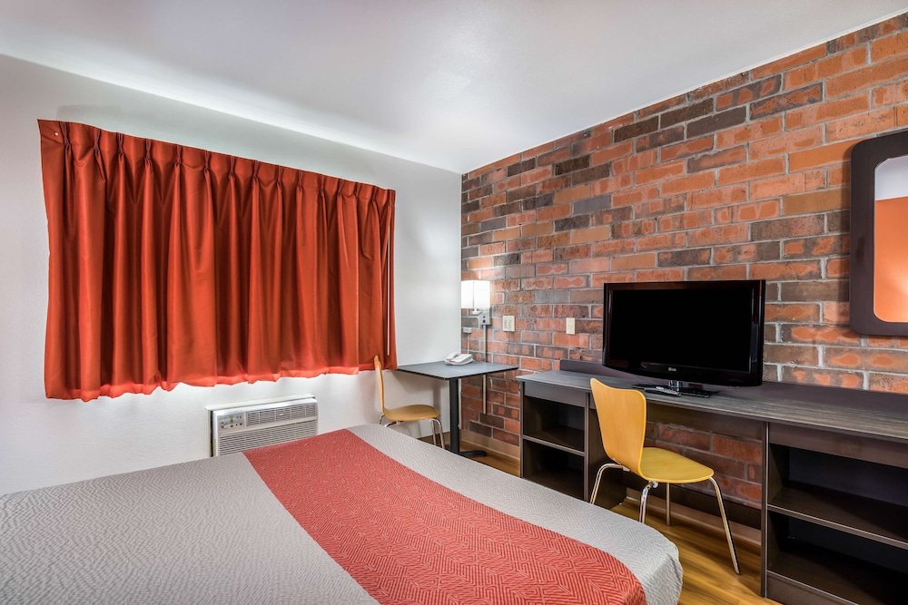 Standard Room, 1 King Bed, Non Smoking - Photo 5