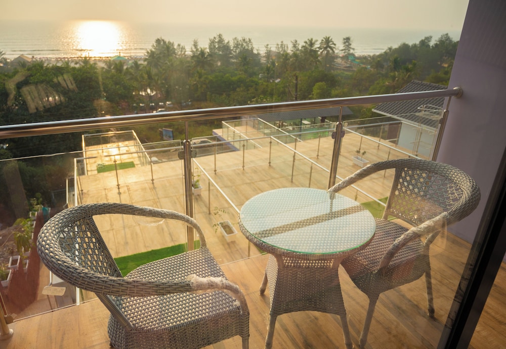 Deluxe Mountain Sea View Room with Balcony photo 2