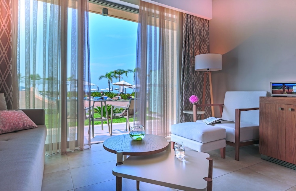 Deluxe Pool Front Room