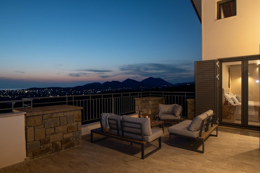 Villa, Smoking photo 3