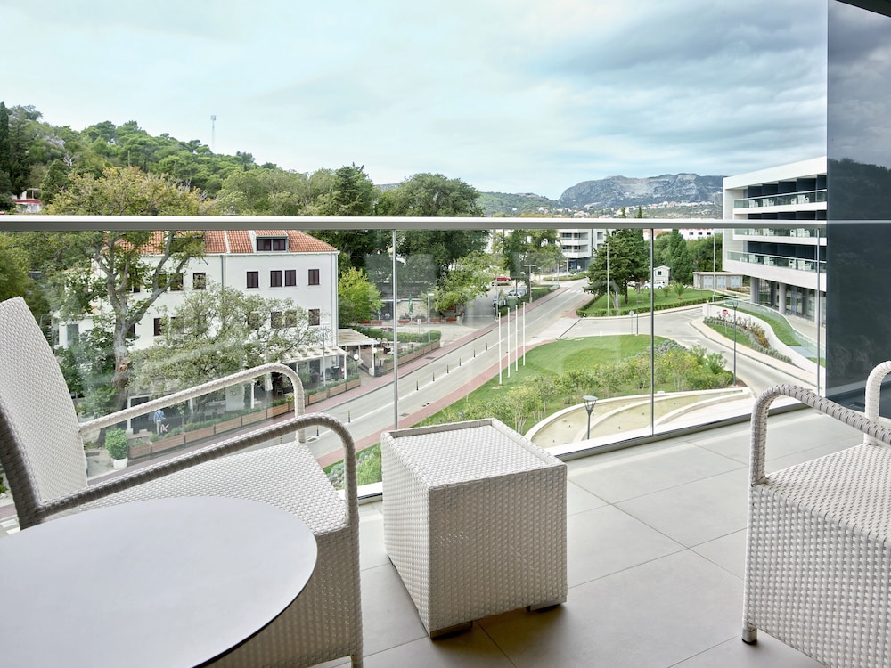 Classic Suite, 1 Bedroom, Courtyard View thumbnail 6