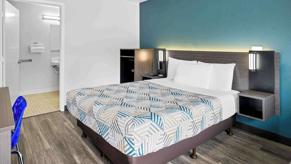 Standard Room, 1 Double Bed, Accessible, Non Smoking photo 2