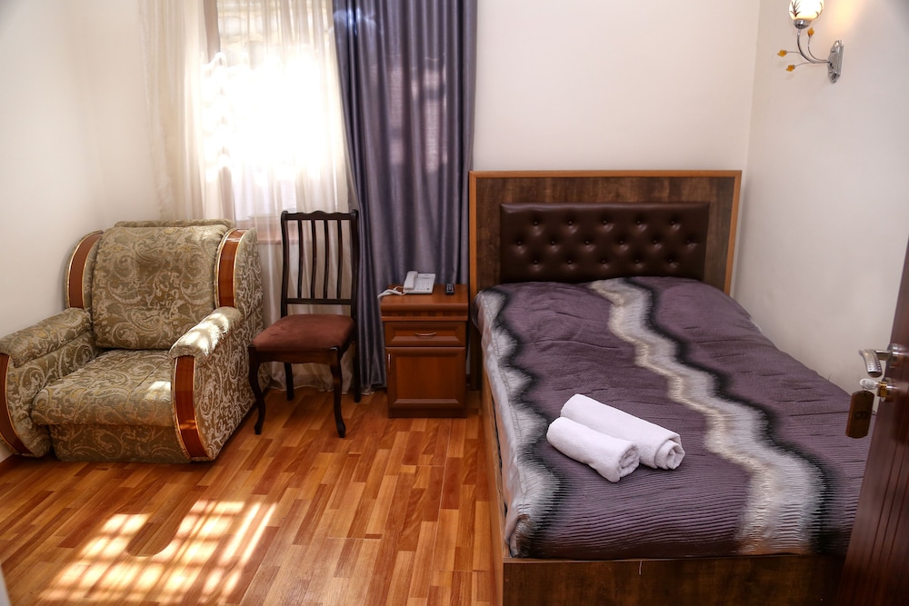 Standard Single Room, 1 Large Twin Bed, Garden View photo 2