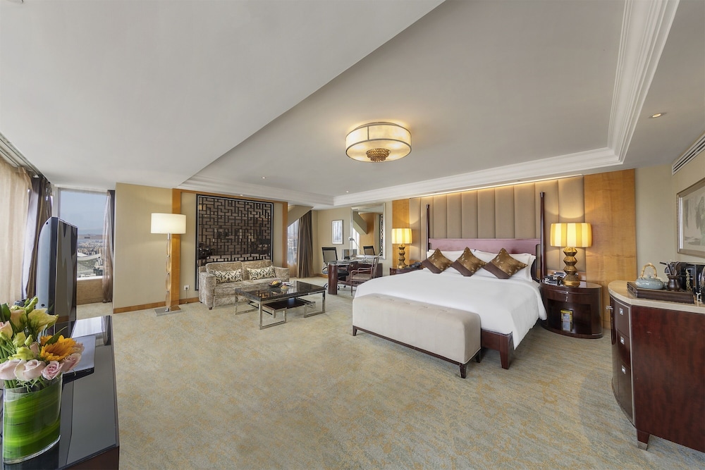 Junior Suite, 1 King Bed, Club Lounge Access (Dining Area) - Photo 2