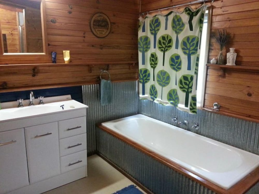 3-Bedroom House (2 Queen Beds + 1 Tri-Bunk) photo 2