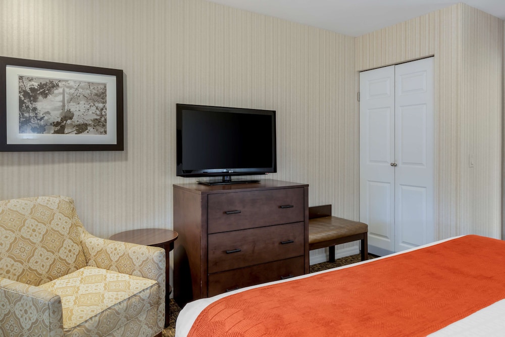Standard Room, 1 King Bed, Non Smoking, Microwave - Photo 1