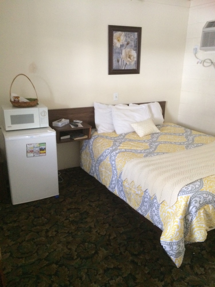 Standard Room, 1 Queen Bed photo 3