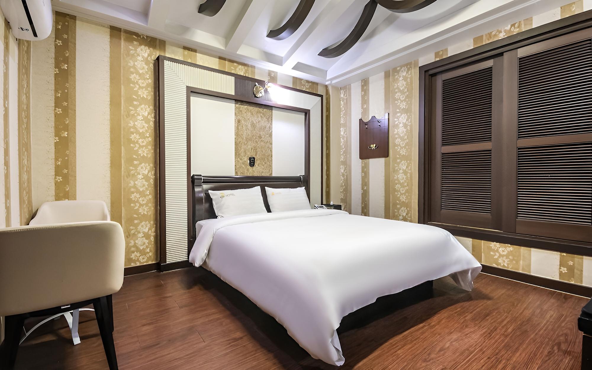 Room (Semi-private room (Netflix - use pers) photo 2