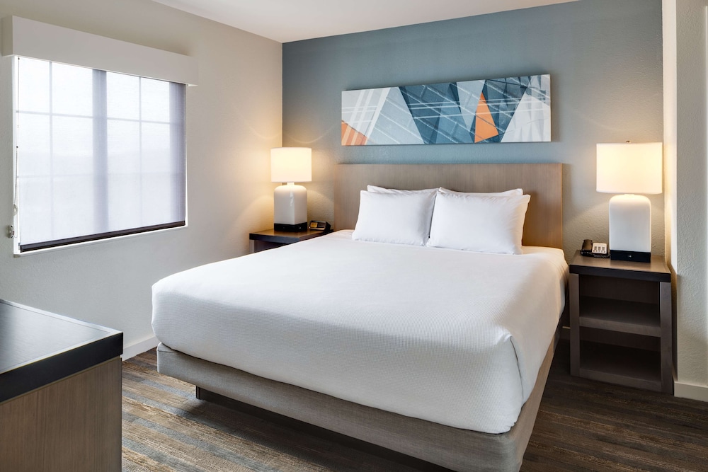 Suite, 1 Queen Bed with Sofa bed (Shower) - Photo 2