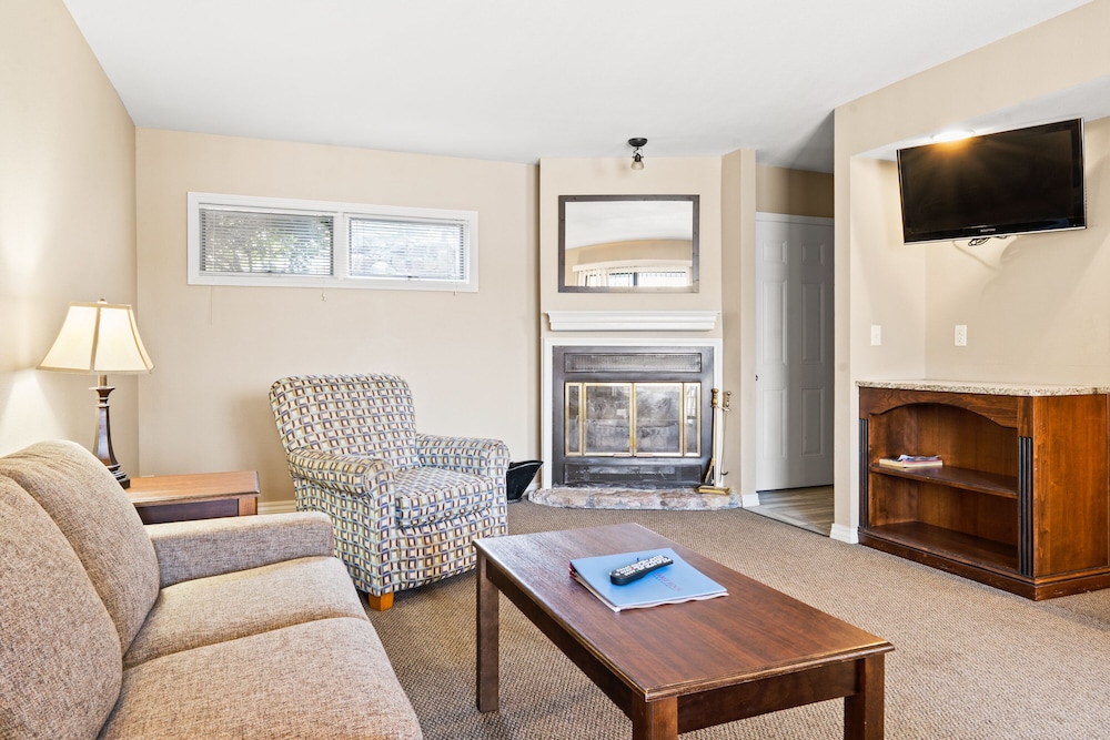 2 - BD Lakefront Deluxe Suite Unit 313 photo 1
