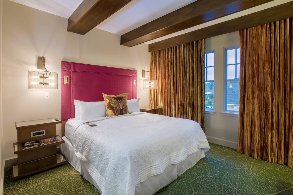 Grand Suite, 2 Bedrooms, Fireplace photo 2