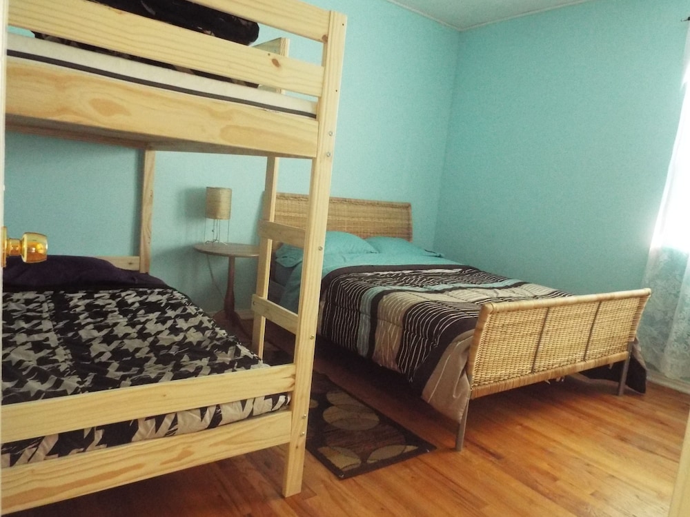 3 Bedroom 2 Bathroom and Living Room House photo 2