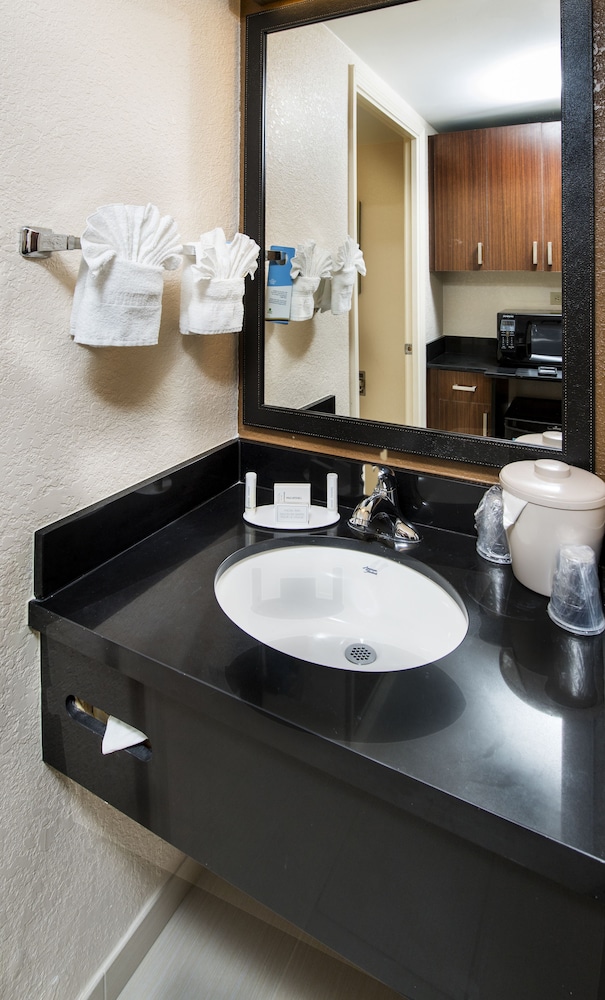 Room, 1 King Bed (Mobility Accessible, Tub) - Photo 4
