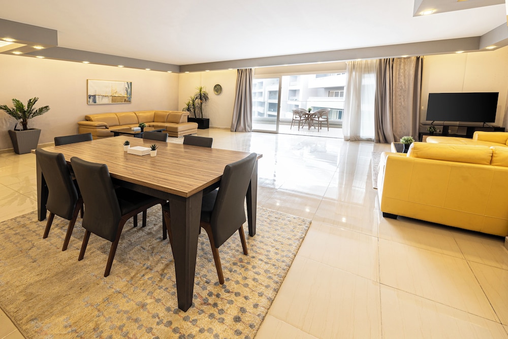 Luxury Apartment, 3 Bedrooms, Pool View