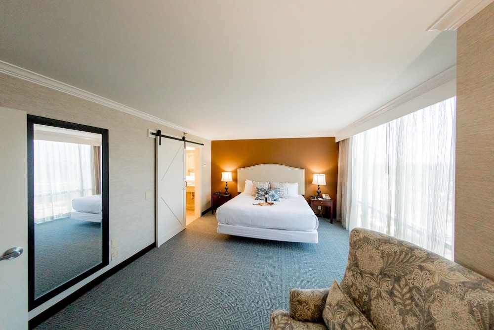 Suite, 1 King Bed, Ocean View (Governors) photo 3