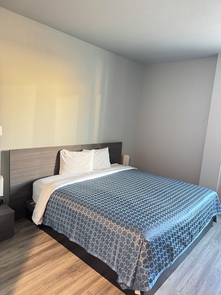 Basic Single Room, 1 King Bed, Non Smoking - Photo 3