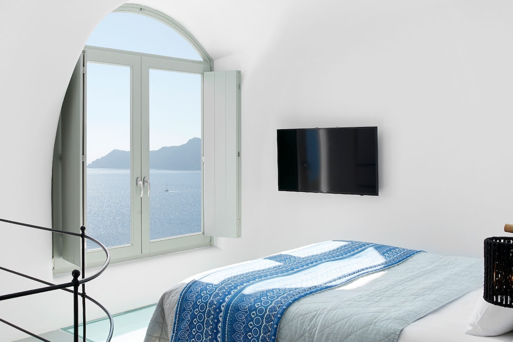 Deluxe Villa with Outdoor Private Heated Pool and Caldera View - Photo 9