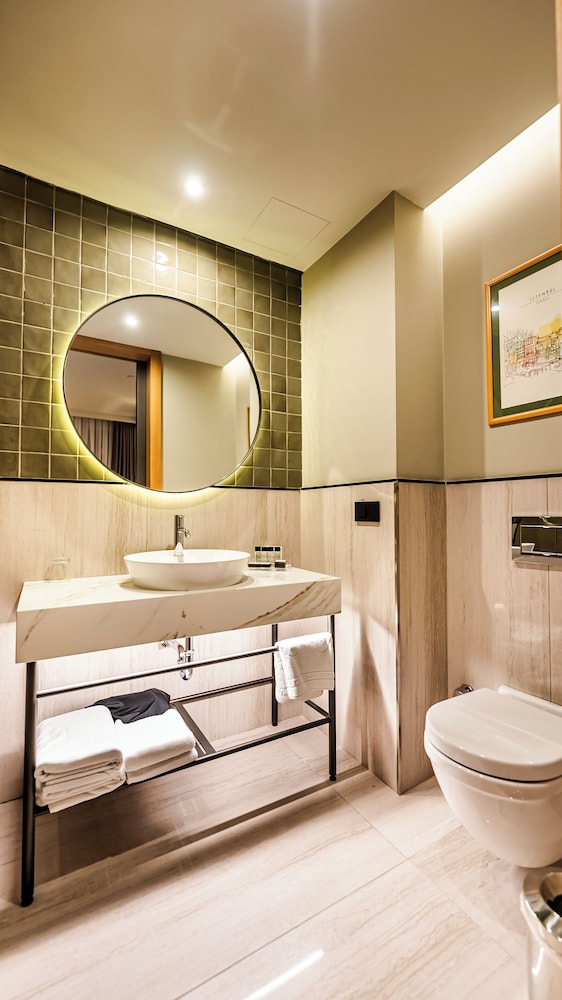 Superior Double Room thumbnail 6