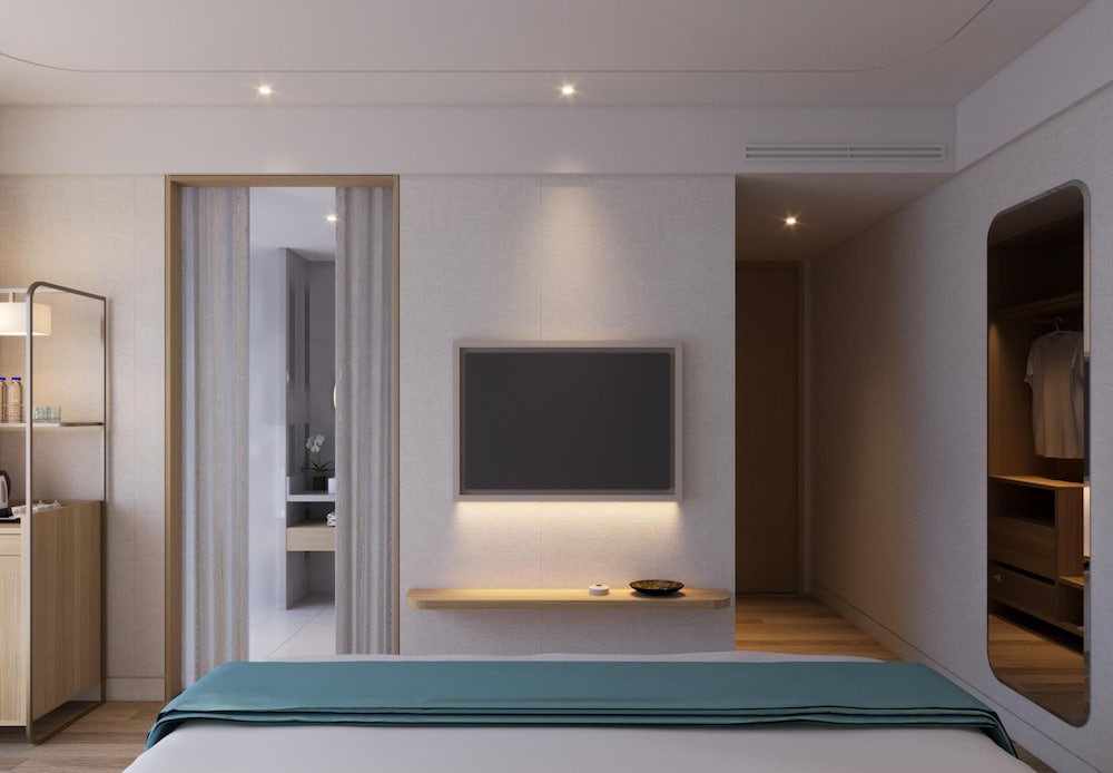 Junior Room, 1 King Bed, Balcony, City View