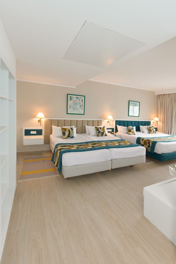 Standard Quadruple Room, Garden View photo 3
