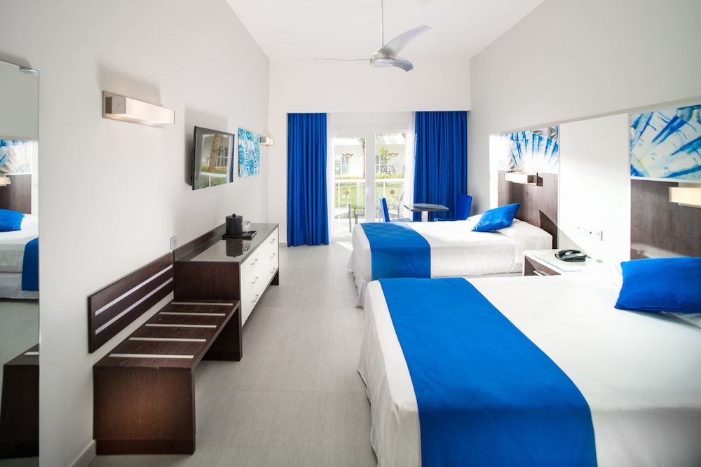 Double Room, Courtyard View (l)