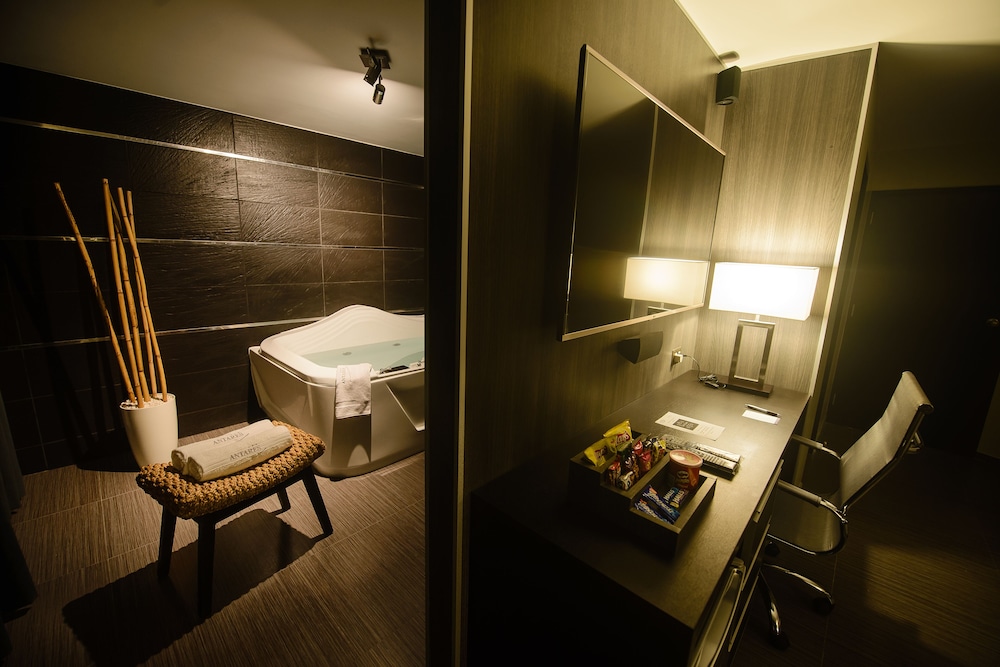 Junior Suite, 1 King Bed photo 3