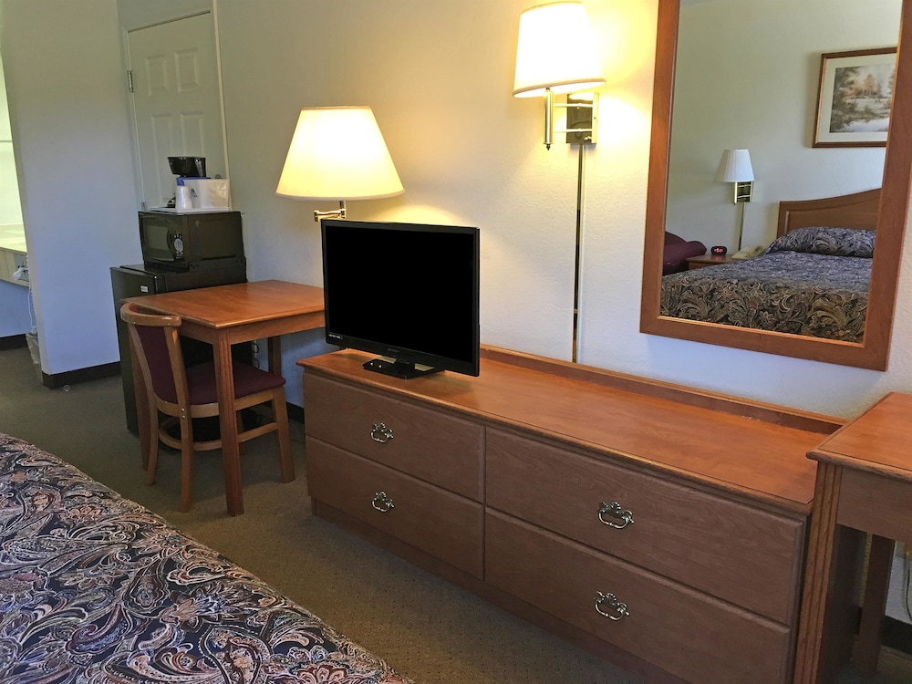 Suite, 1 King Bed, Non Smoking photo 2