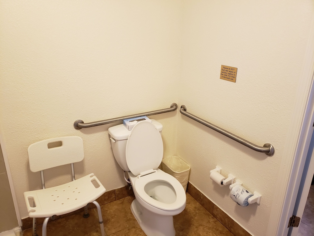 Standard Room, 1 King Bed, Accessible, Ocean View photo 3