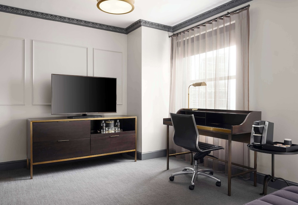 Deluxe Room, 1 King Bed (W/ Sitting Area) - Photo 2