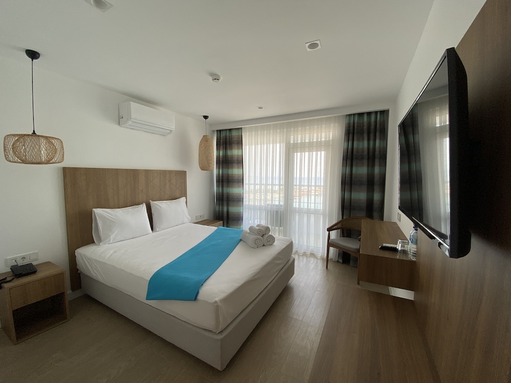 Deluxe Room, 1 Double or 2 Twin Beds, Balcony, Sea View photo 1