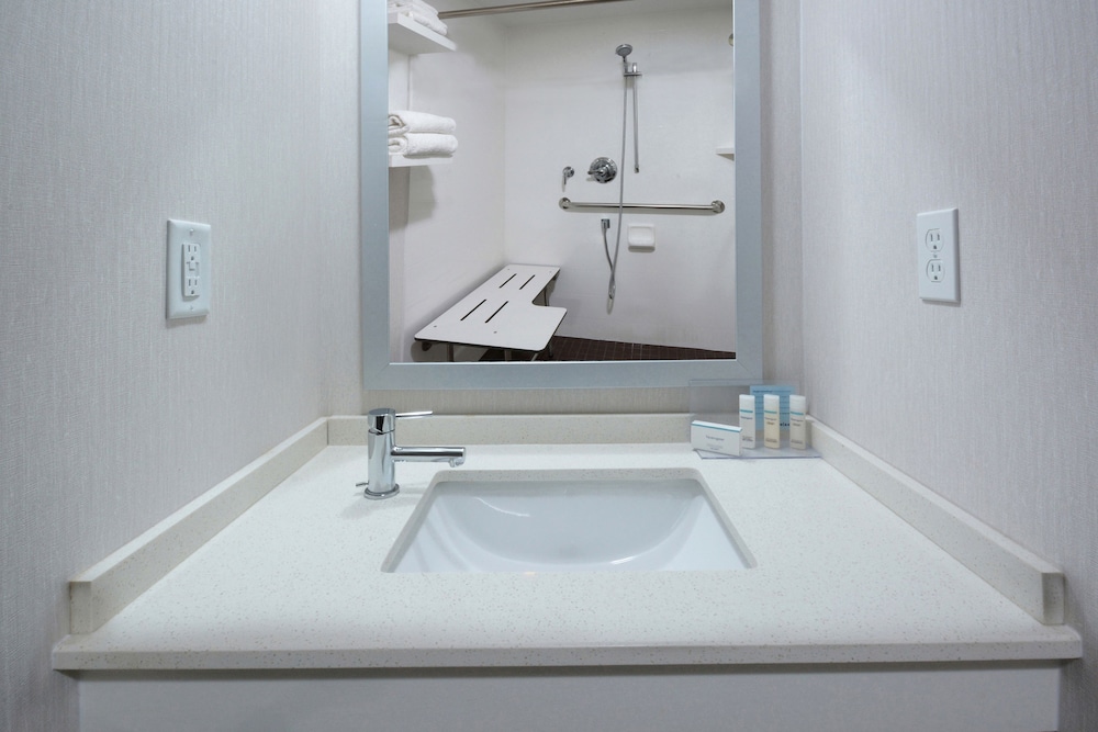 Room, 2 Queen Beds, Accessible (Roll-In Shower) - Photo 5
