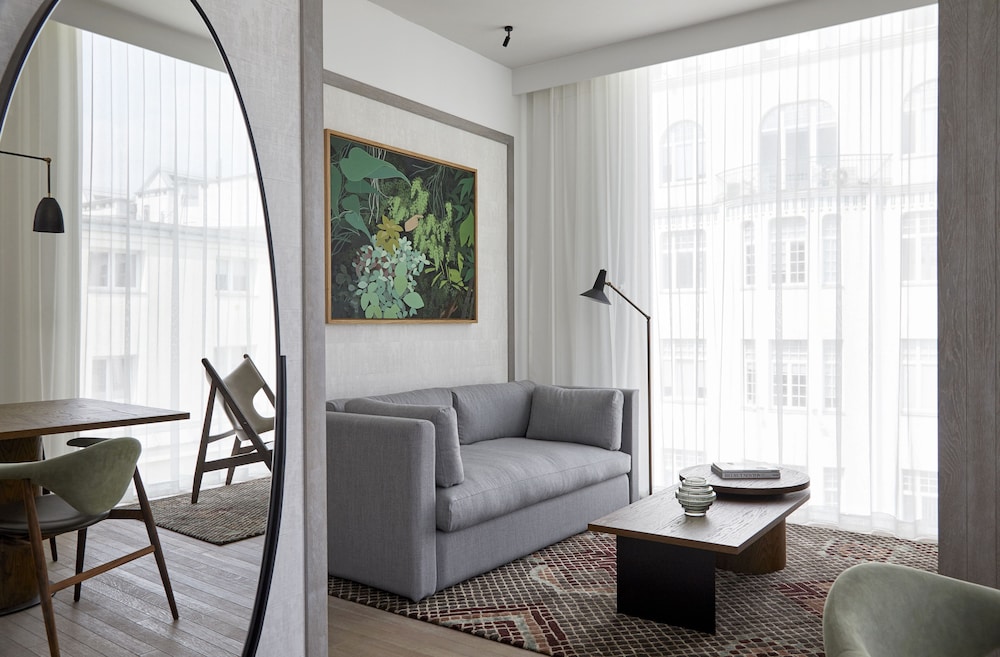 Executive Suite - Photo 9