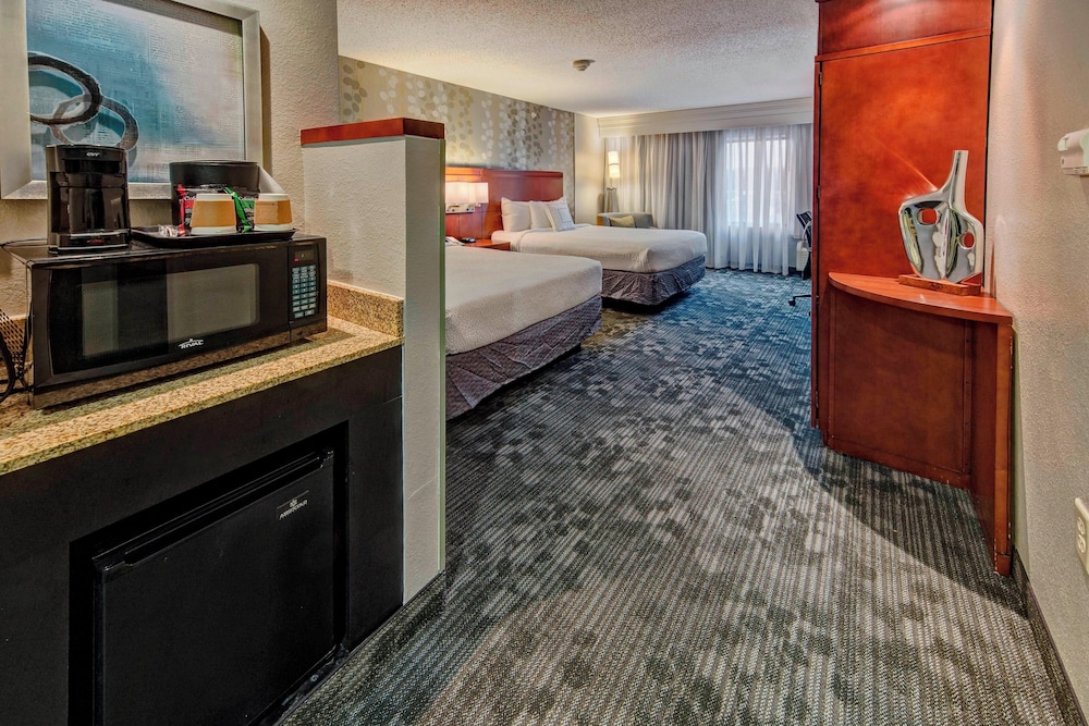 Room, 2 Queen Beds (Mobility Accessible, Tub) - Photo 1