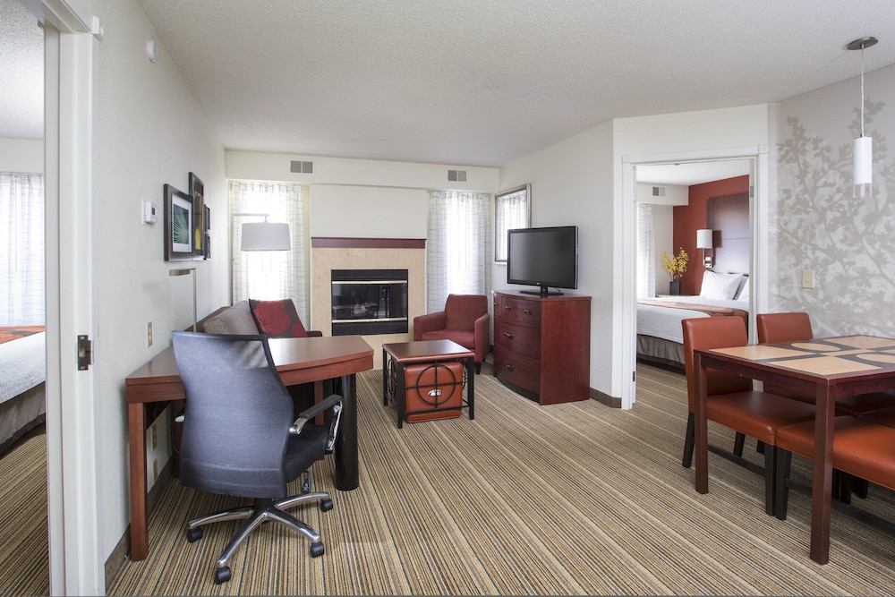 Suite, 2 Bedrooms, Fireplace (Mobility/Hearing Access, Roll-In Shwr) photo 2