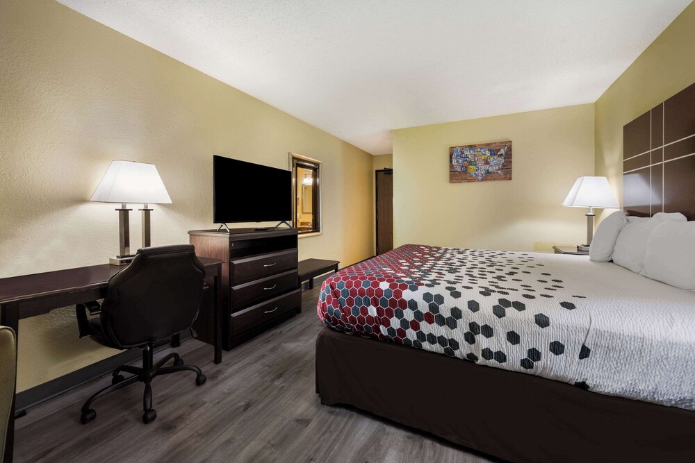 Standard Room, 1 King Bed, Non Smoking - Photo 5