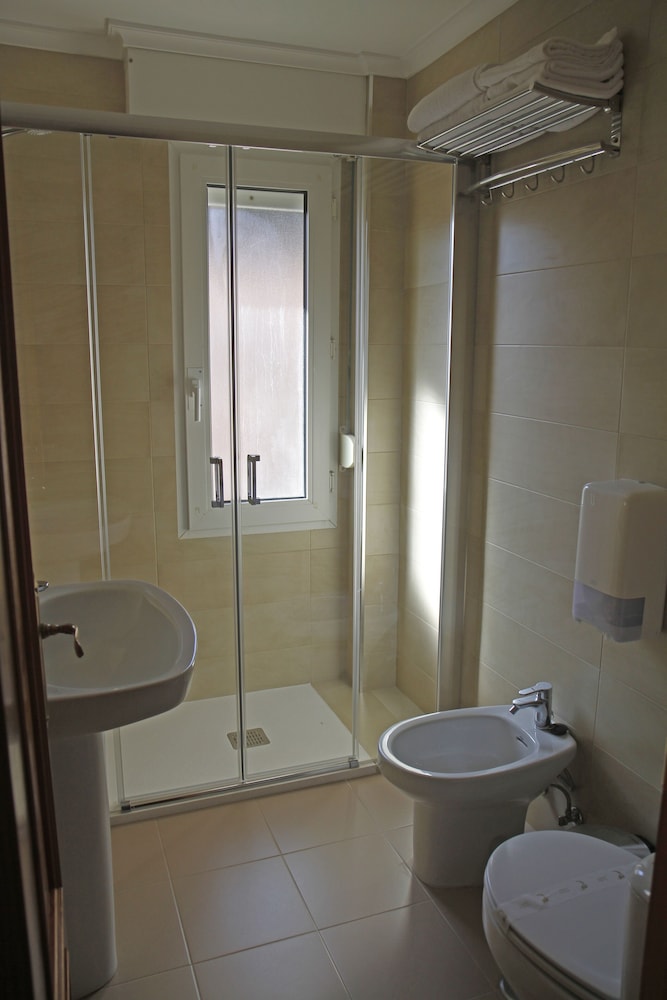 Twin Room, Ensuite photo 3