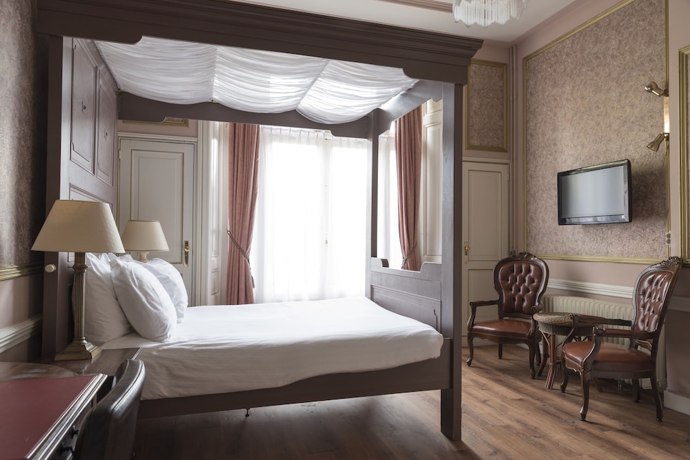 Comfort room with four-poster bed - Photo 1