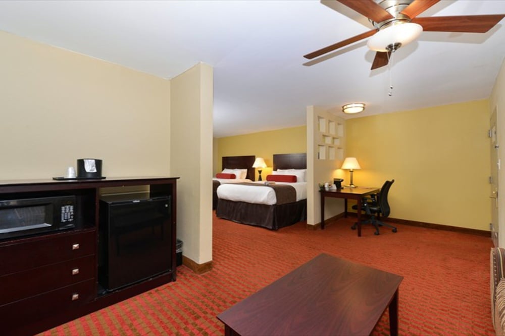 Suite, Multiple Beds, Non Smoking - Photo 3