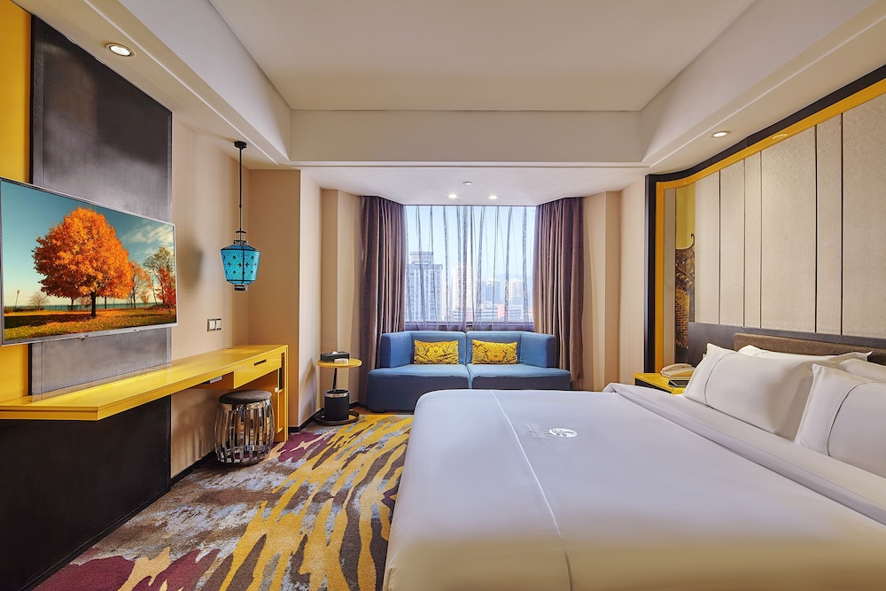 Deluxe Room, 1 Queen Bed photo 2