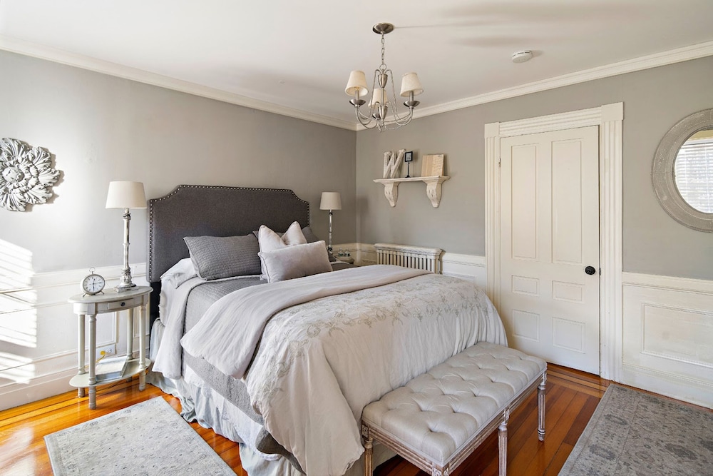 W.2 (One Queen Bed)