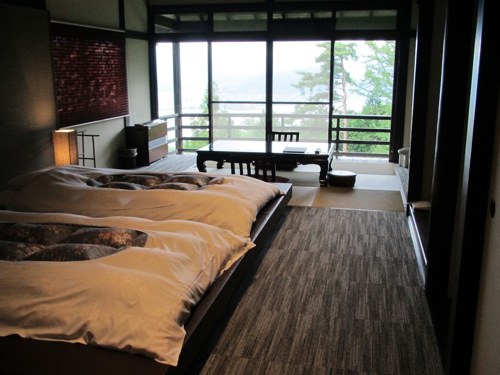 Standard Family Room, Non Smoking, Lake View photo 2