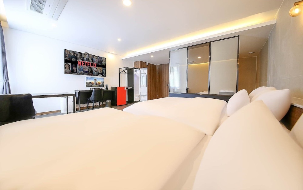 Deluxe Twin Room - Photo 21
