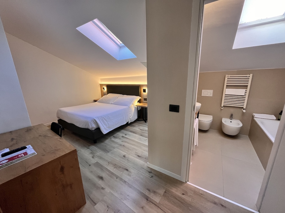 Double Room, Balcony, City View photo 3