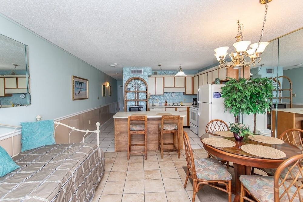 Condo, 1 Bedroom photo 2