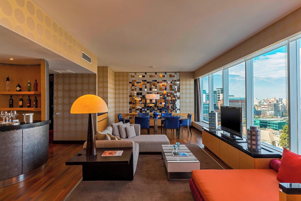 Penthouse, 1 King Bed, Corner - Photo 3