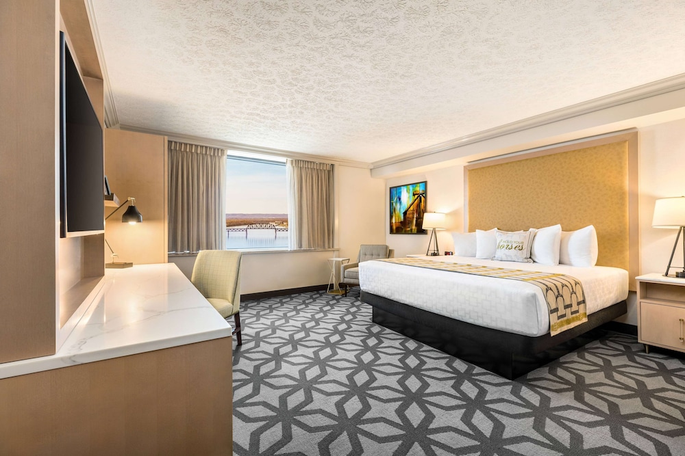 Deluxe Room, 1 King Bed, Non Smoking (West Tower) - Photo 1